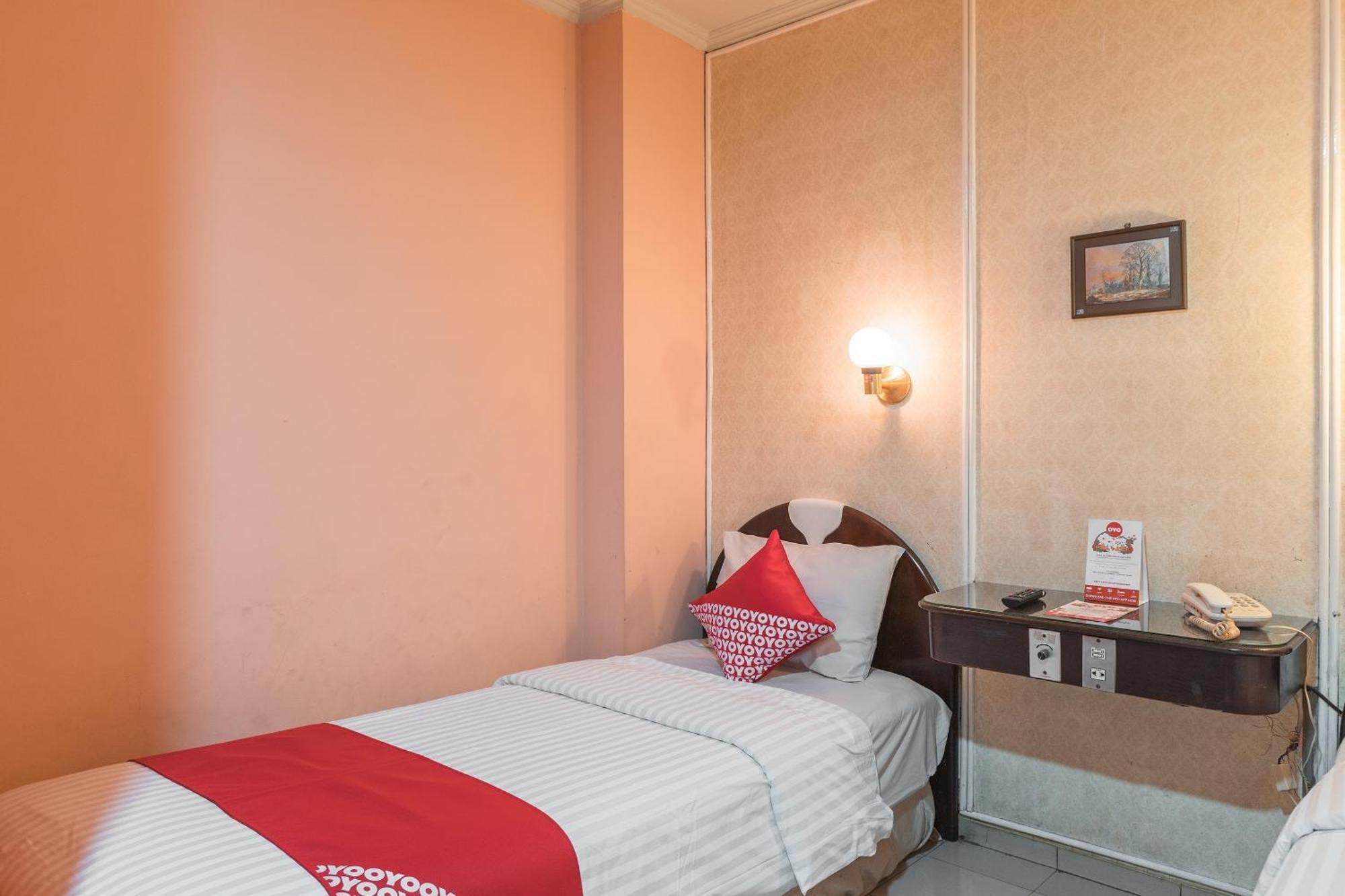 Oyo 671 Hotel Capitol Jakarta Bagian luar foto