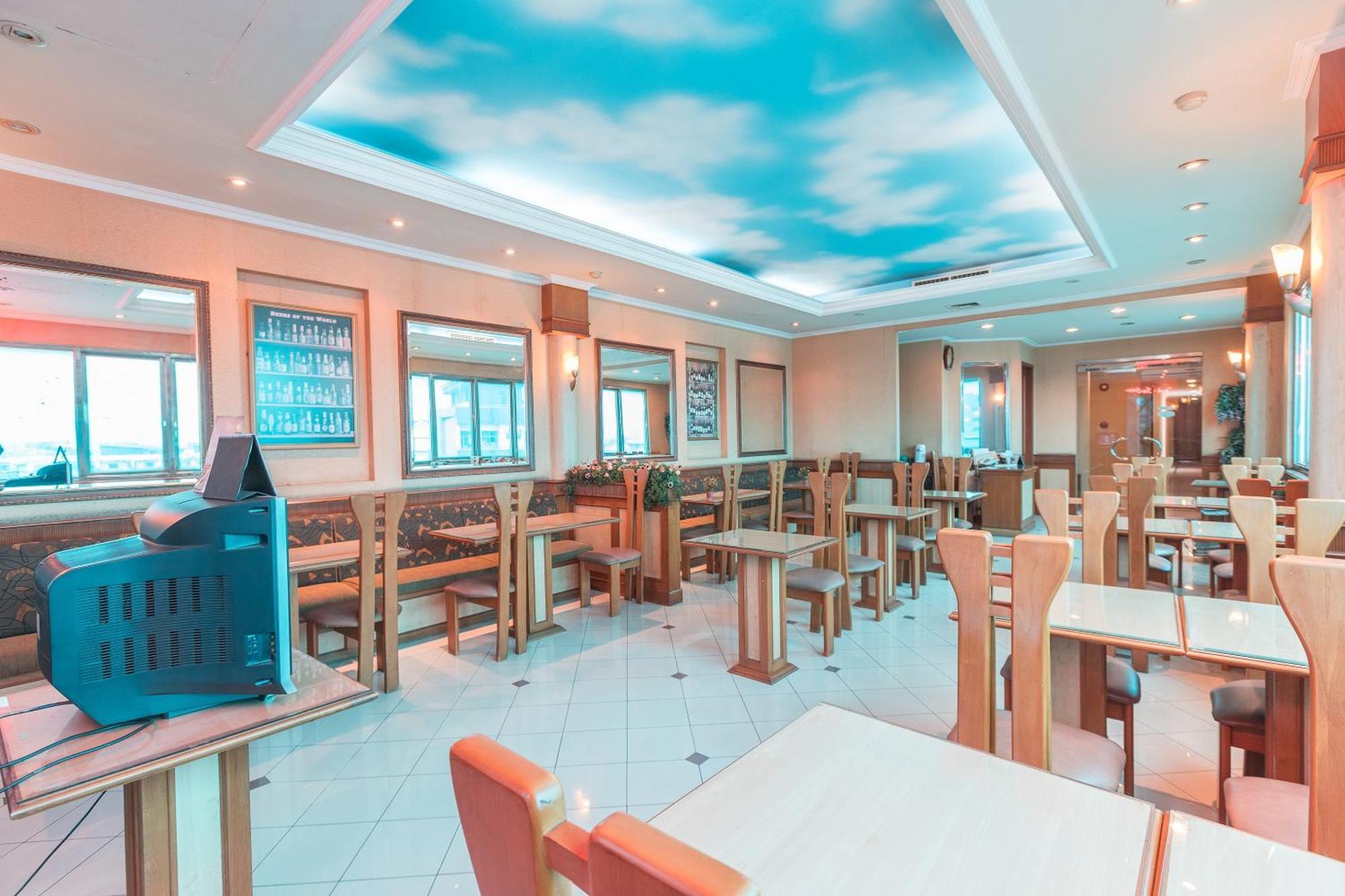 Oyo 671 Hotel Capitol Jakarta Bagian luar foto