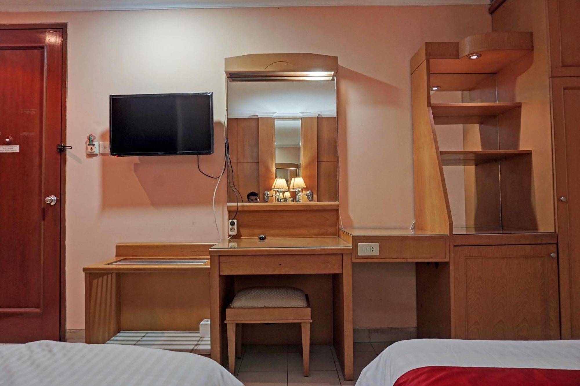 Oyo 671 Hotel Capitol Jakarta Bagian luar foto