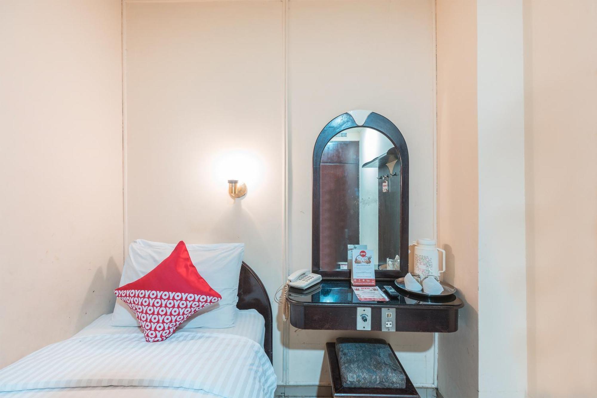Oyo 671 Hotel Capitol Jakarta Bagian luar foto