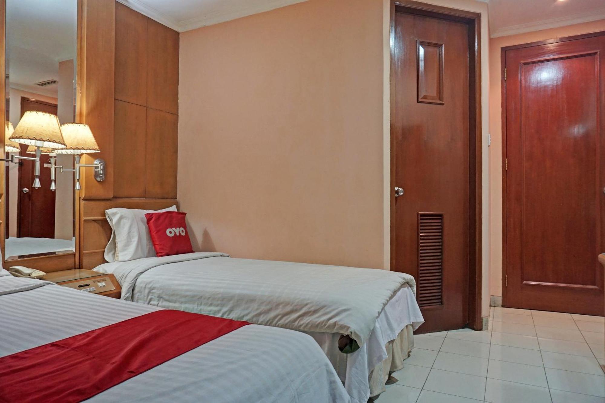 Oyo 671 Hotel Capitol Jakarta Bagian luar foto