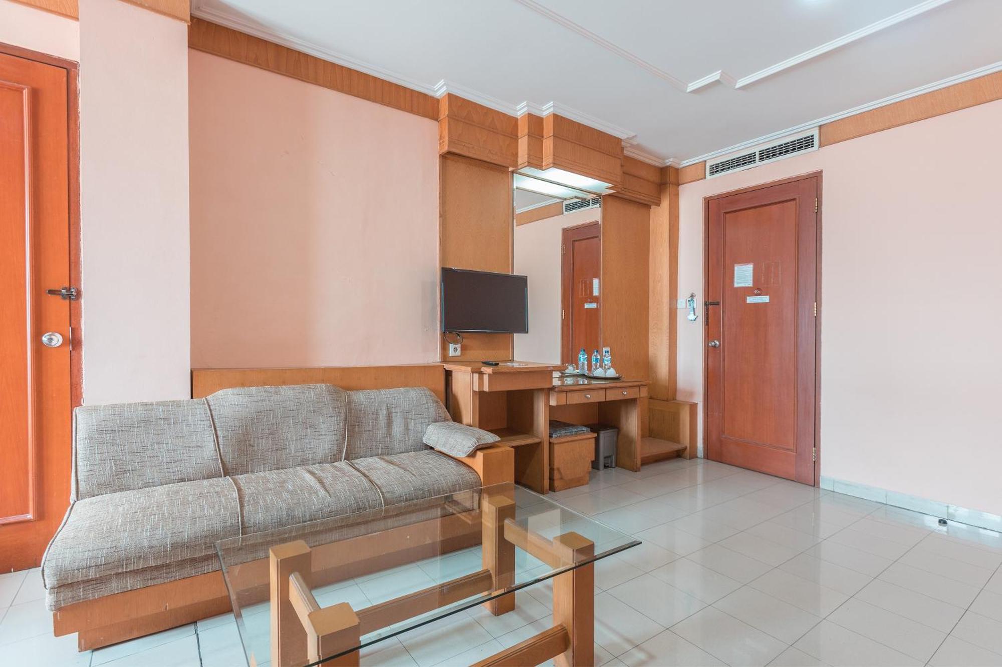 Oyo 671 Hotel Capitol Jakarta Bagian luar foto