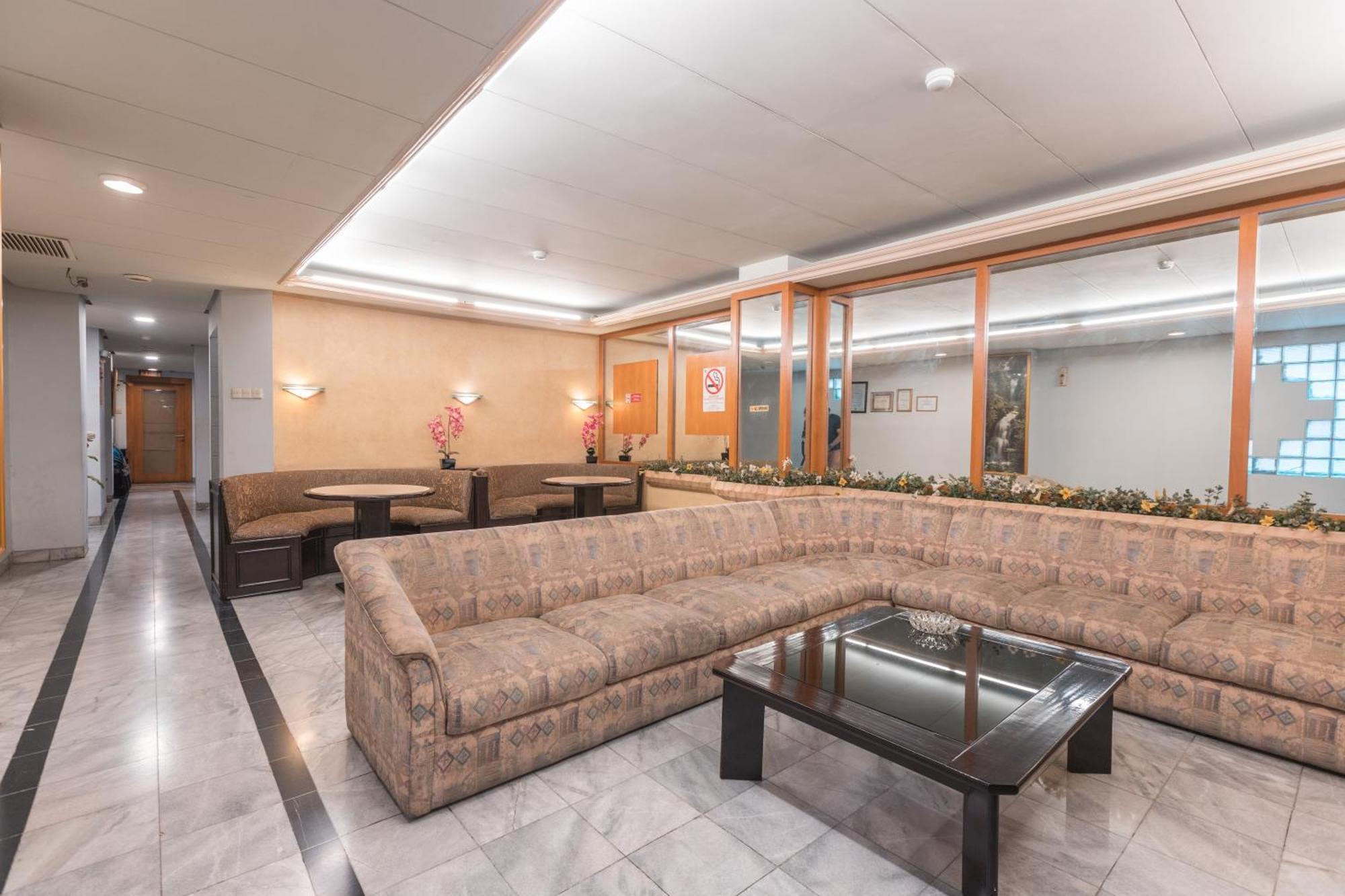 Oyo 671 Hotel Capitol Jakarta Bagian luar foto