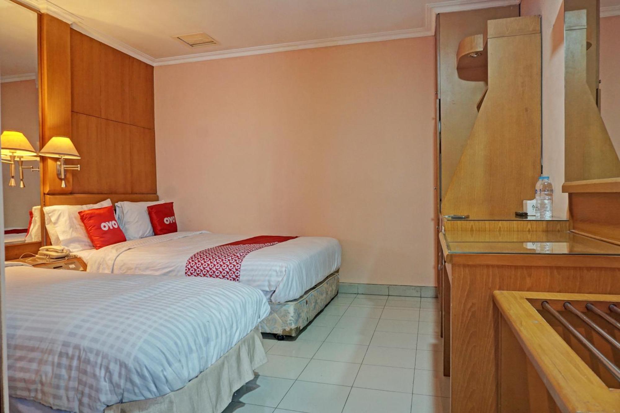 Oyo 671 Hotel Capitol Jakarta Bagian luar foto