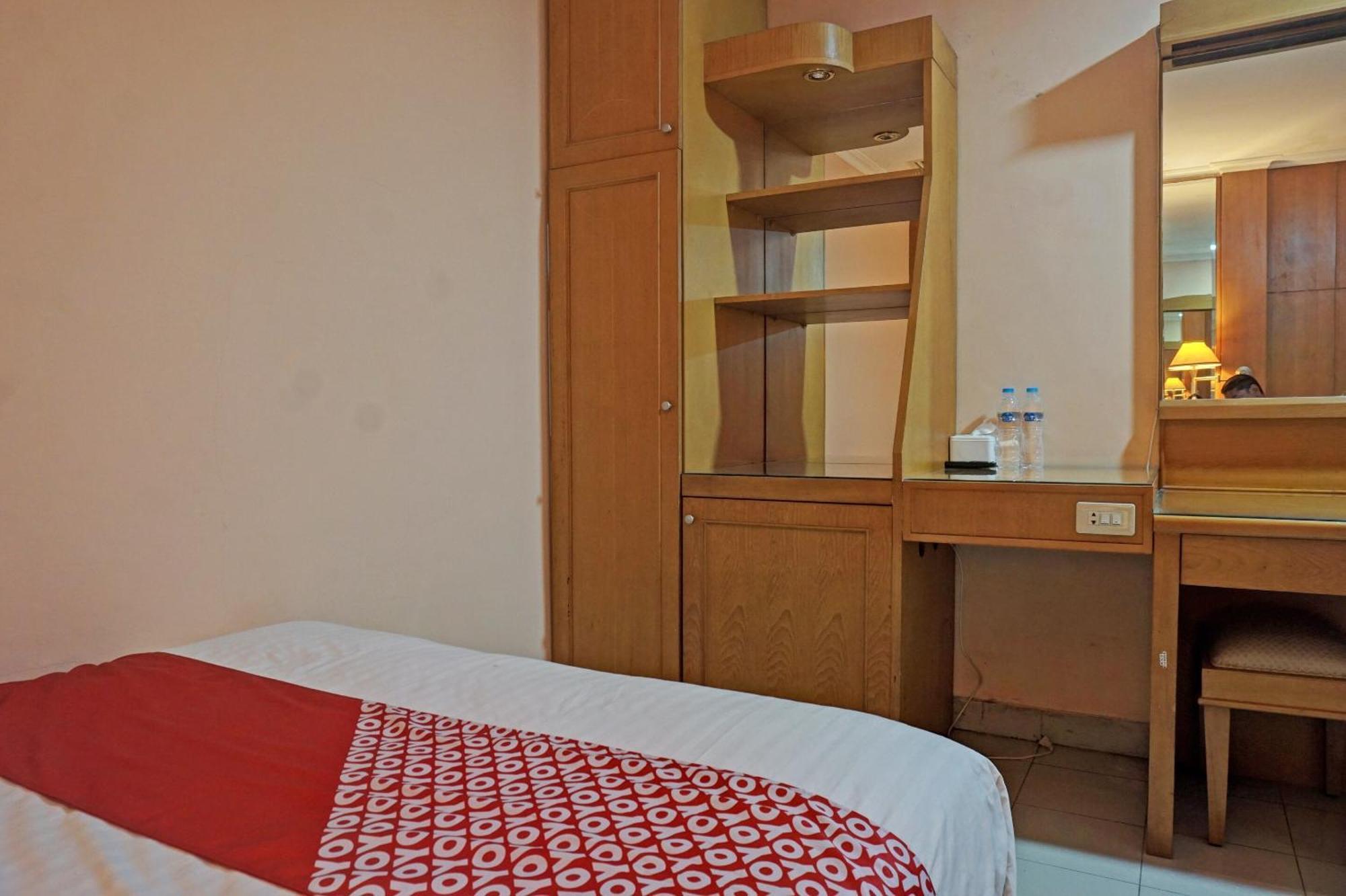 Oyo 671 Hotel Capitol Jakarta Bagian luar foto