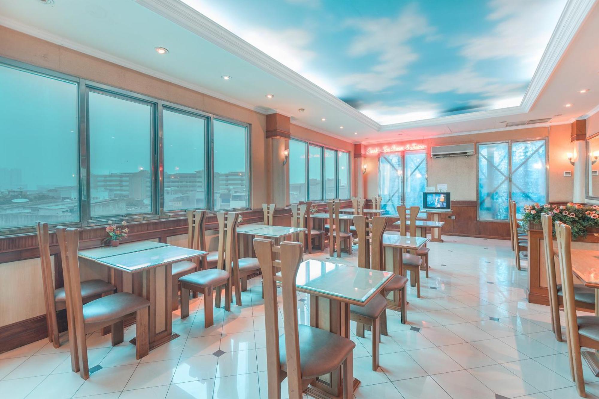 Oyo 671 Hotel Capitol Jakarta Bagian luar foto