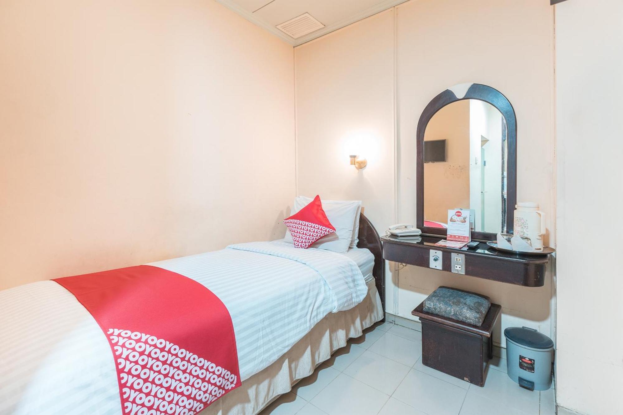 Oyo 671 Hotel Capitol Jakarta Bagian luar foto