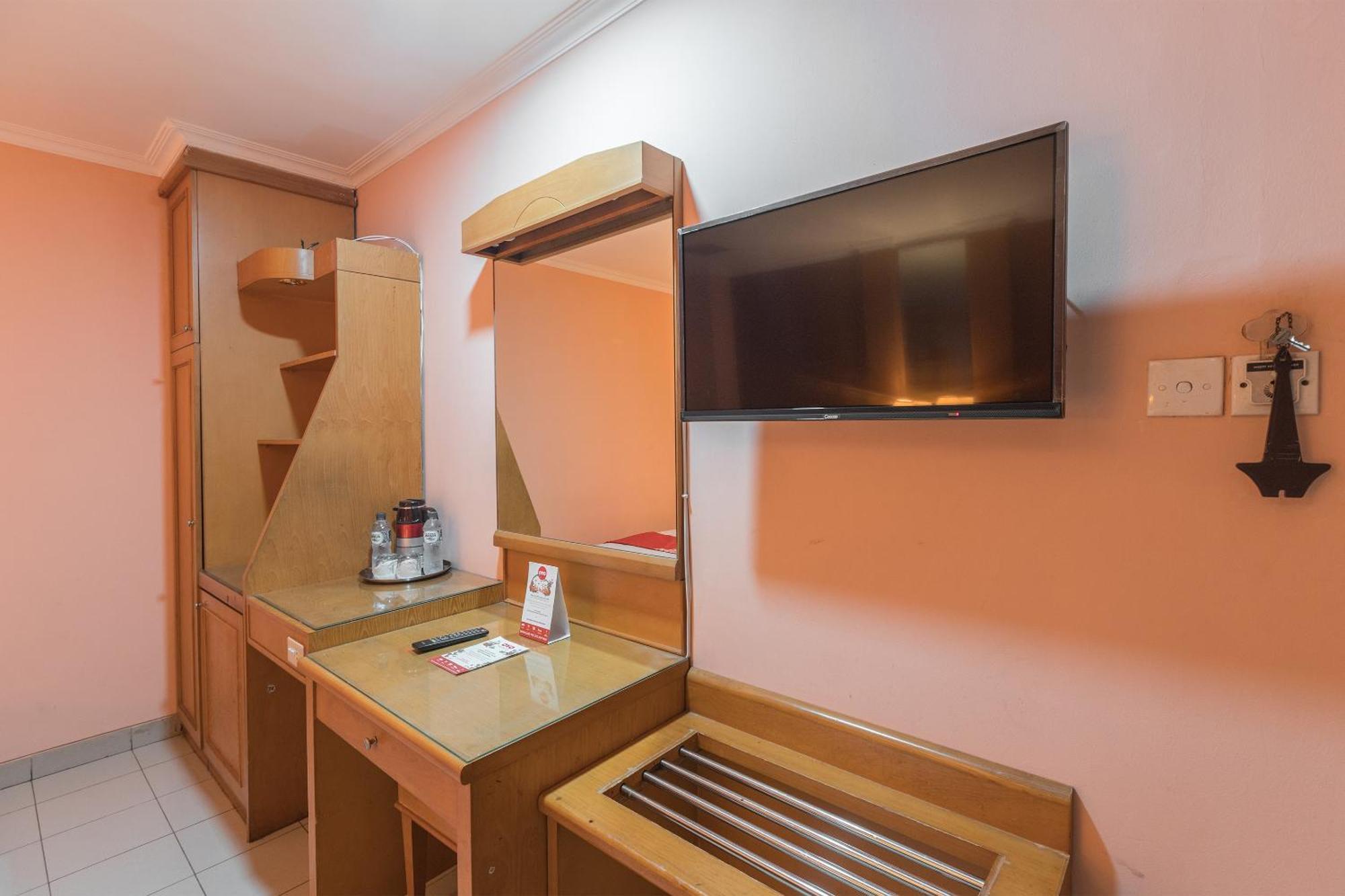 Oyo 671 Hotel Capitol Jakarta Bagian luar foto
