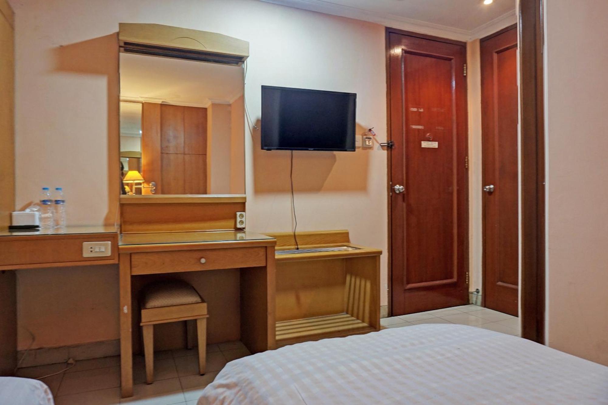 Oyo 671 Hotel Capitol Jakarta Bagian luar foto
