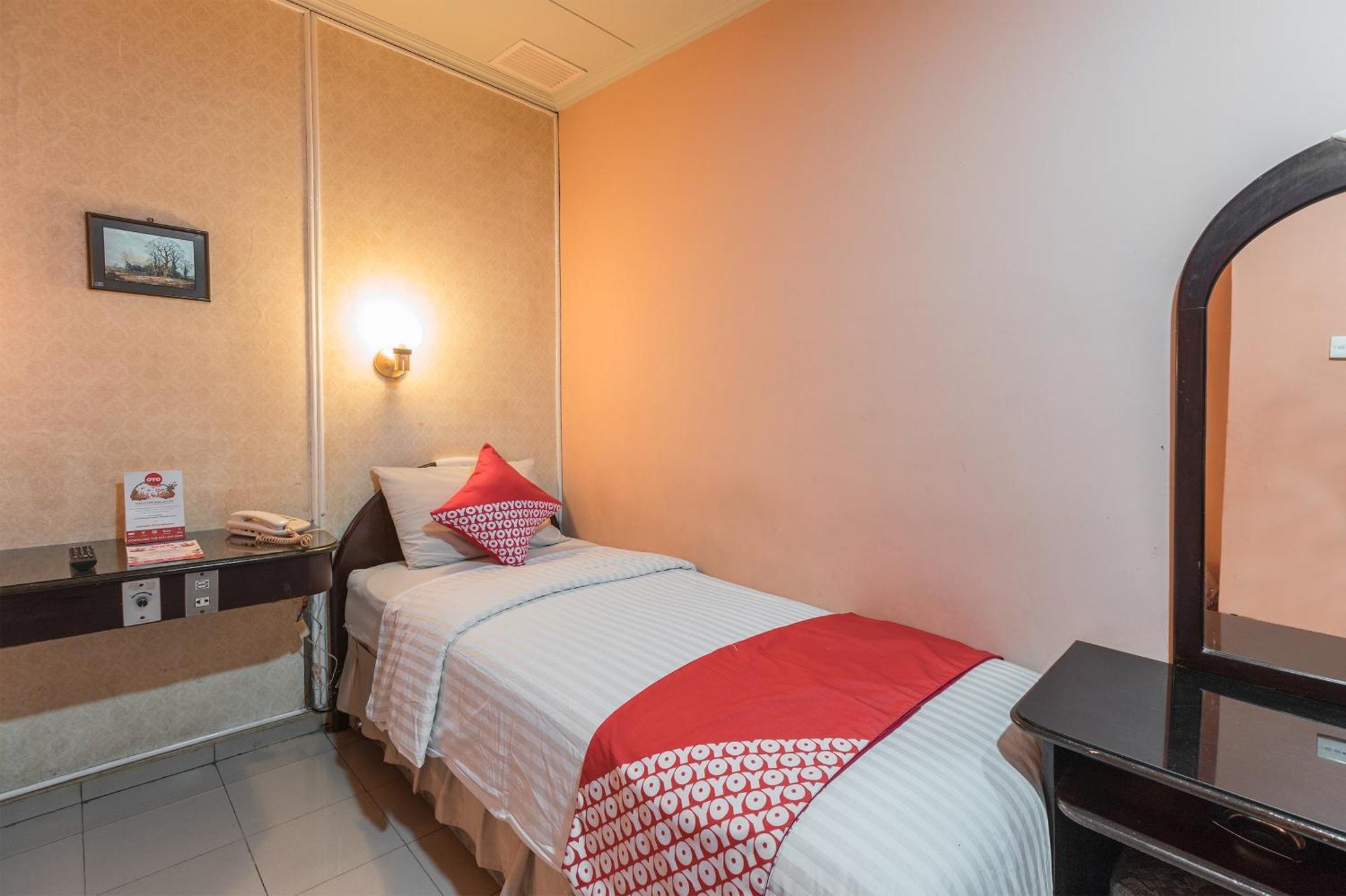 Oyo 671 Hotel Capitol Jakarta Bagian luar foto