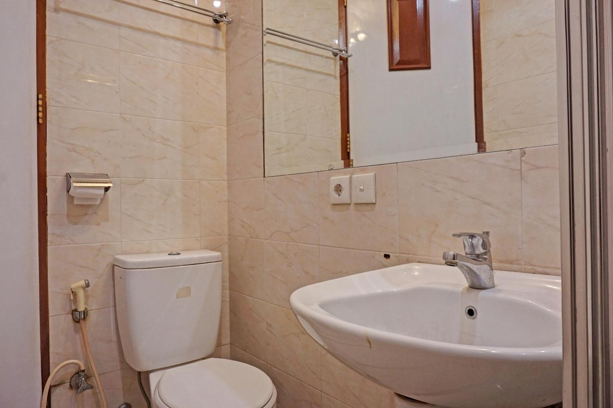 Oyo 671 Hotel Capitol Jakarta Bagian luar foto